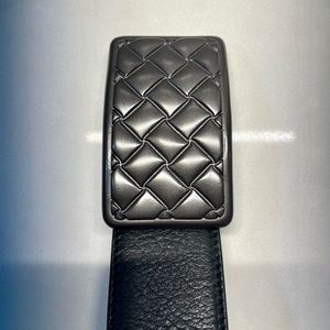 Bottega Veneta, 95 cm, black leather, intreccio metal pin buckle.